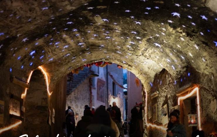 Arco in pietra di Rango illuminato in occasione del mercatino natalizio