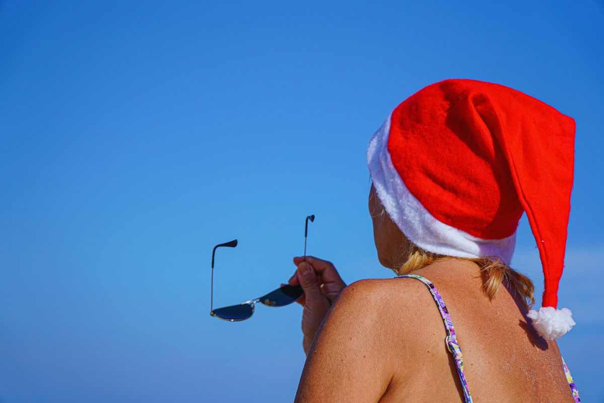 Donna in costume con in testa un cappellino natalizio