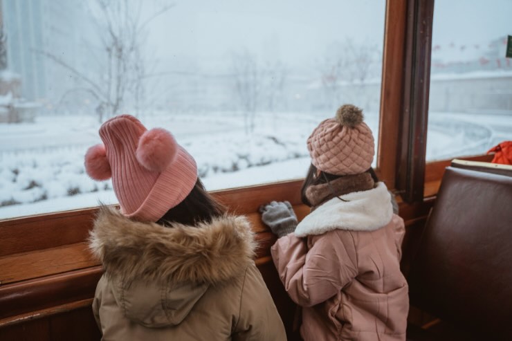bambine di spalle in inverno