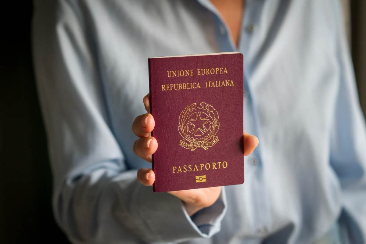 Persona che tiene in mano un passaporto
