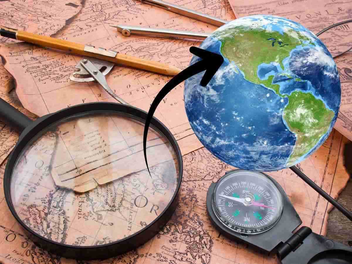 sfondo cartine storiche, lente di ingrandimento e mondo con freccia