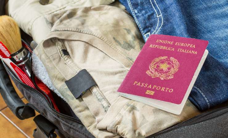 Valigia con vestiti e passaporto