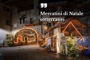 Piazza di Rango, borgo del Trentino, illuminata a Natale