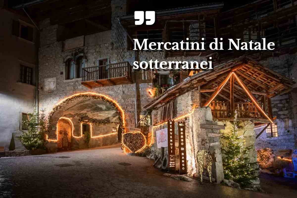 Piazza di Rango, borgo del Trentino, illuminata a Natale